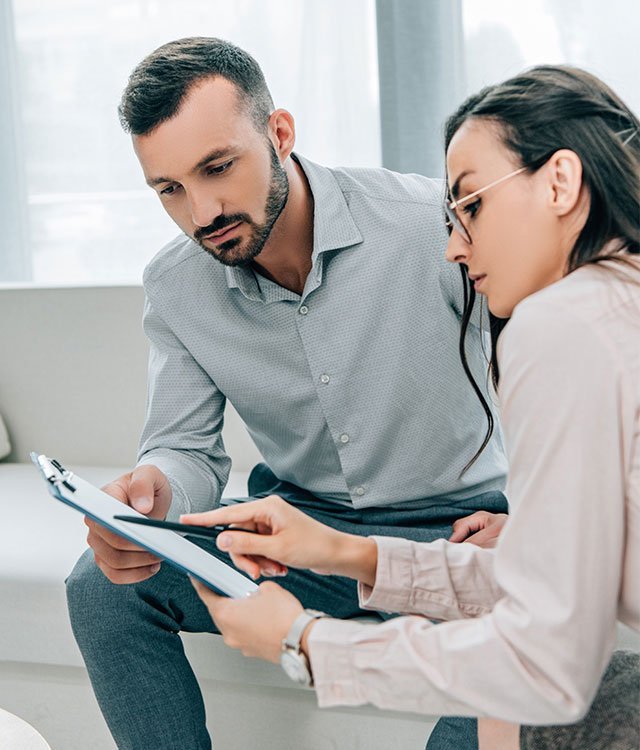 Asesora de seguros revisando documentos con cliente en consulta